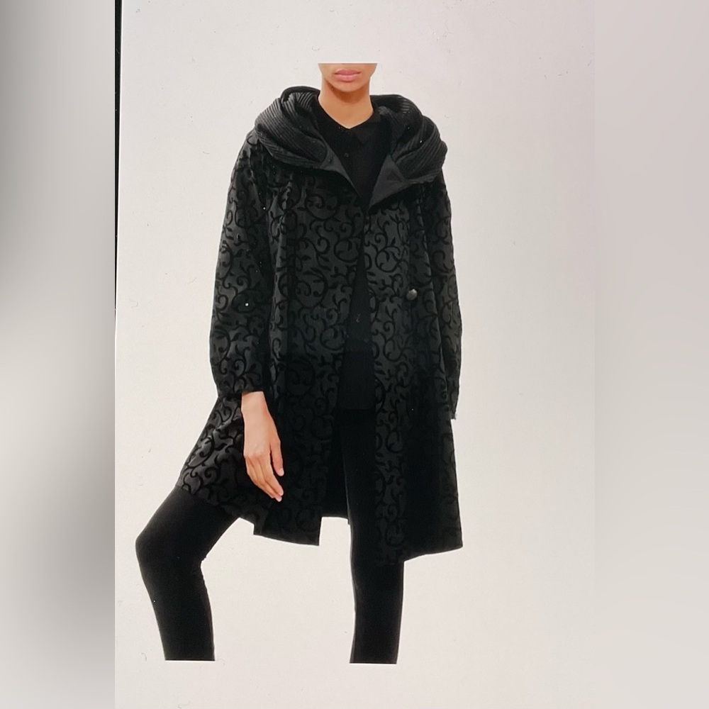 Mycra Pac “Donatella” Elegant Scroll/Black Reversible Raincoat